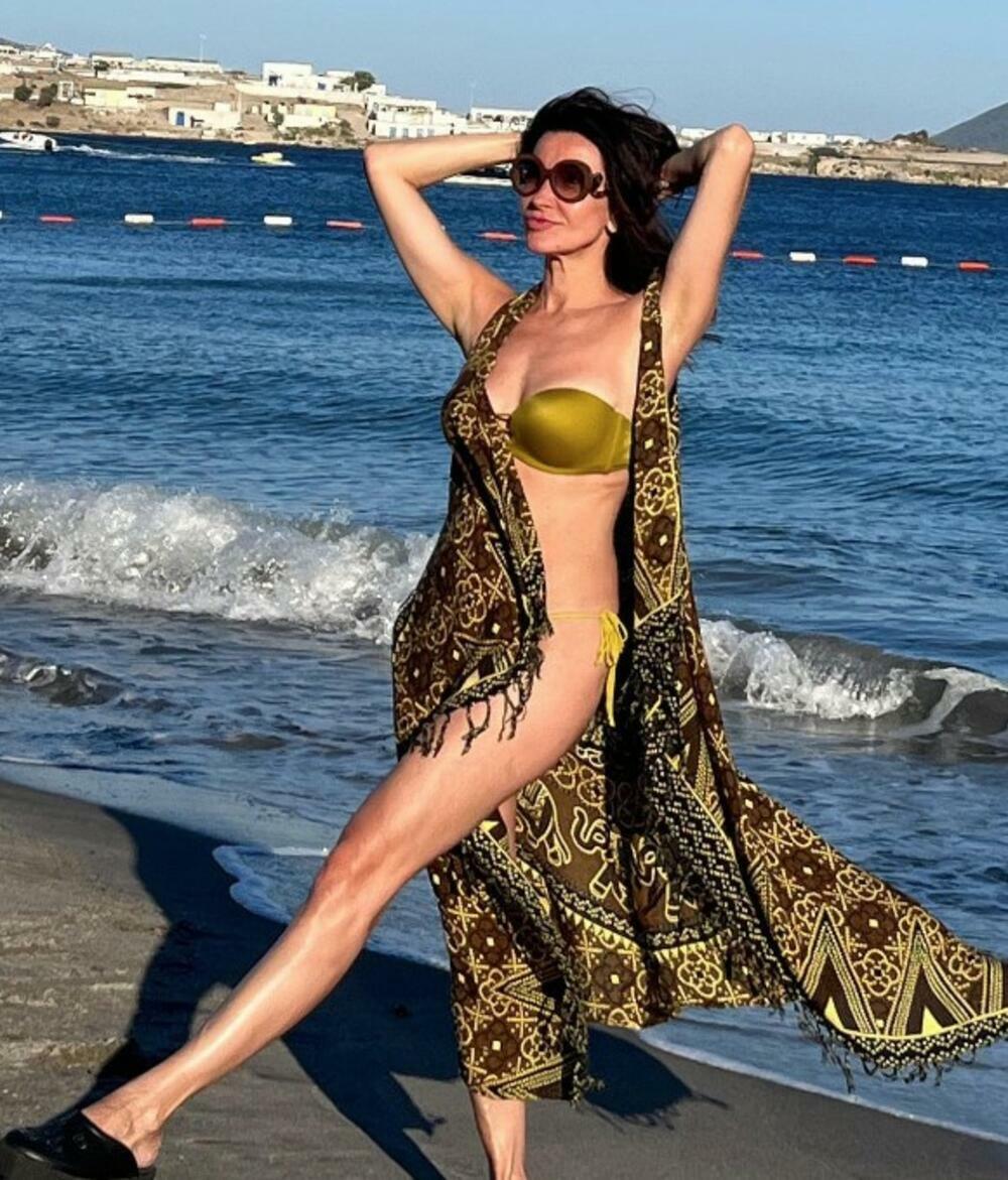 Dakićka je okačila fotografije sa plaže u kostimu
