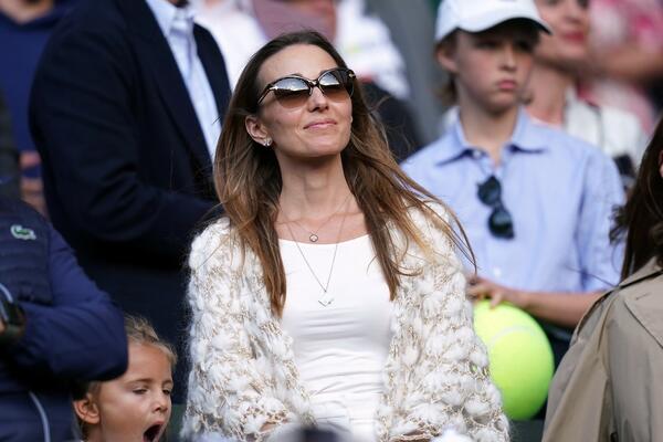 EVO ZBOG ČEGA DANAS SVI BRUJE O JELENI ĐOKOVIĆ: Pojavila se u NIKAD IZAZOVNIJEM IZDANJU, svi gledaju u NJENE NOGE