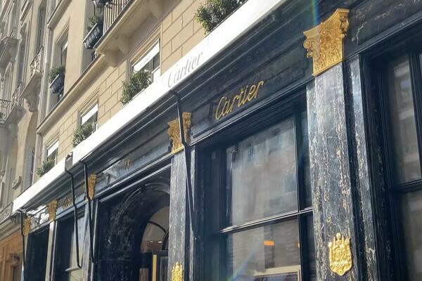 SRPSKI GRB NA PRODAVNICI NAJSKUPLJEG NAKITA NA SVETU: Unutra sve PRŠTI OD LUKSUZA, a ovo KRASI FASADU! (FOTO)