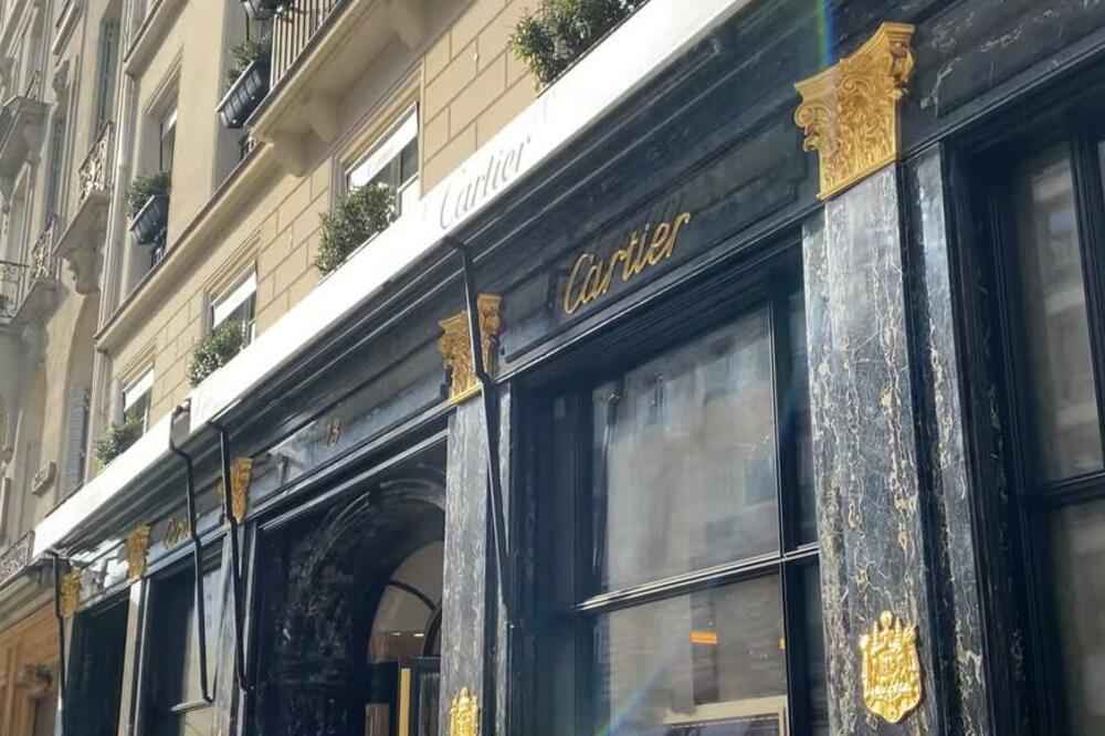 SRPSKI GRB NA PRODAVNICI NAJSKUPLJEG NAKITA NA SVETU: Unutra sve PRŠTI OD LUKSUZA, a ovo KRASI FASADU! (FOTO)