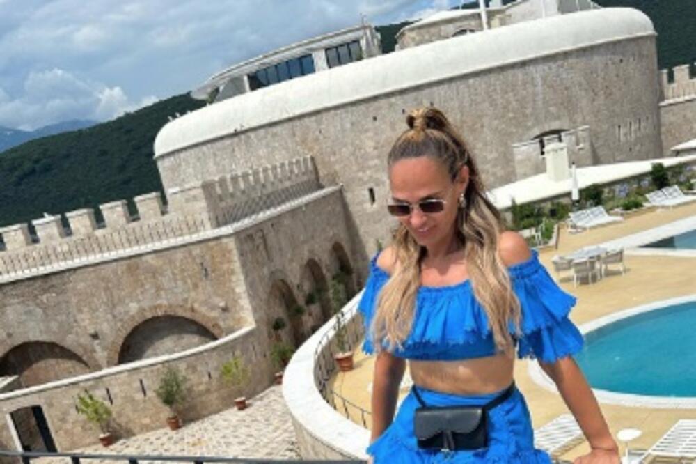 NAJPOZNATIJA NOVOSAĐANKA (51) U SVETU OBUKLA PREVIŠE KRATAK MINIĆ: Pratiocu ZUMIRAJU ovaj DEO, ipak je PRETERALA?