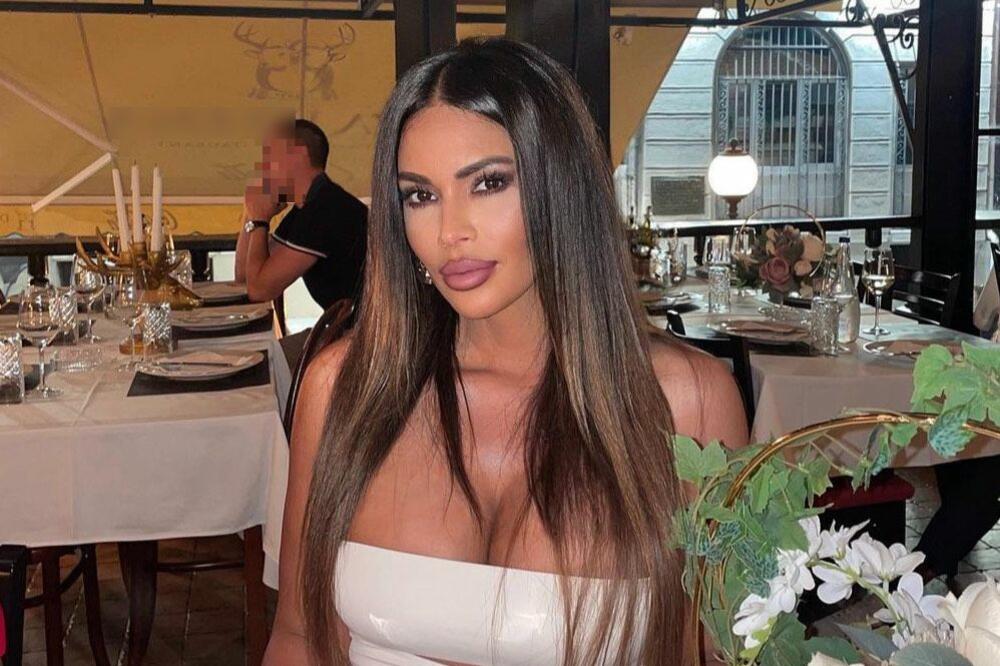 BILA SA TENISEROM PA FUDBALEROM, A ZBOG PEVAČA RASKINULA VEZU: Sad pokazala BUJNE GRUDI, PADA VILICA OD PRIZORA