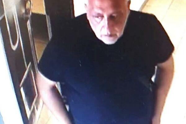 AKO UGLEDATE MUŠKARCA SA SLIKE, ODMAH ZOVITE POLICIJU! Počinio je više krivičnih dela u Novom Sadu (FOTO)