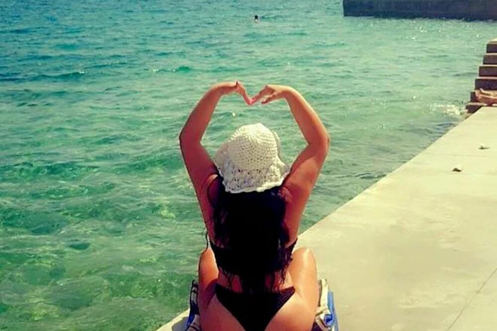 OVAKO SE GRMI U 6. DECENIJI, FOLKERKA DOVODI DO GRANICE PUCANJA: U prvom planu BUJNO POPRSJE, nema jače INSTITUCIJE