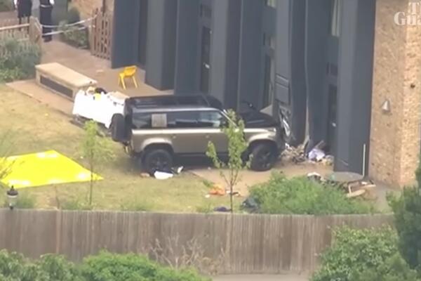 DETALJI TRAGEDIJE U VIMBLDONU: Automobil udario u zgradu osnovne škole, POGINULA DEVOJČICA (VIDEO)