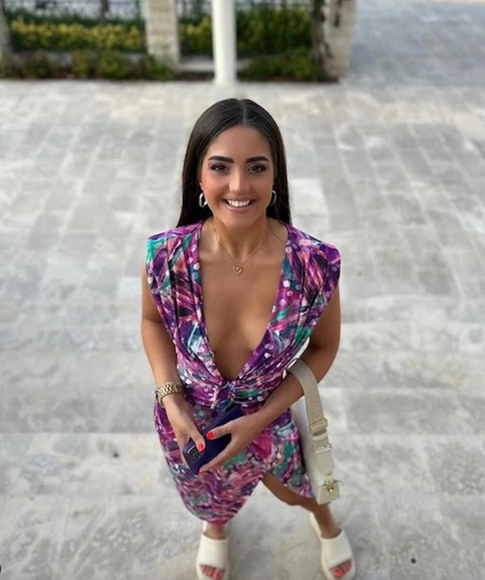 Anđela se slikala na šetalištu na moru sva ponosna i važna sa osmehom na licu