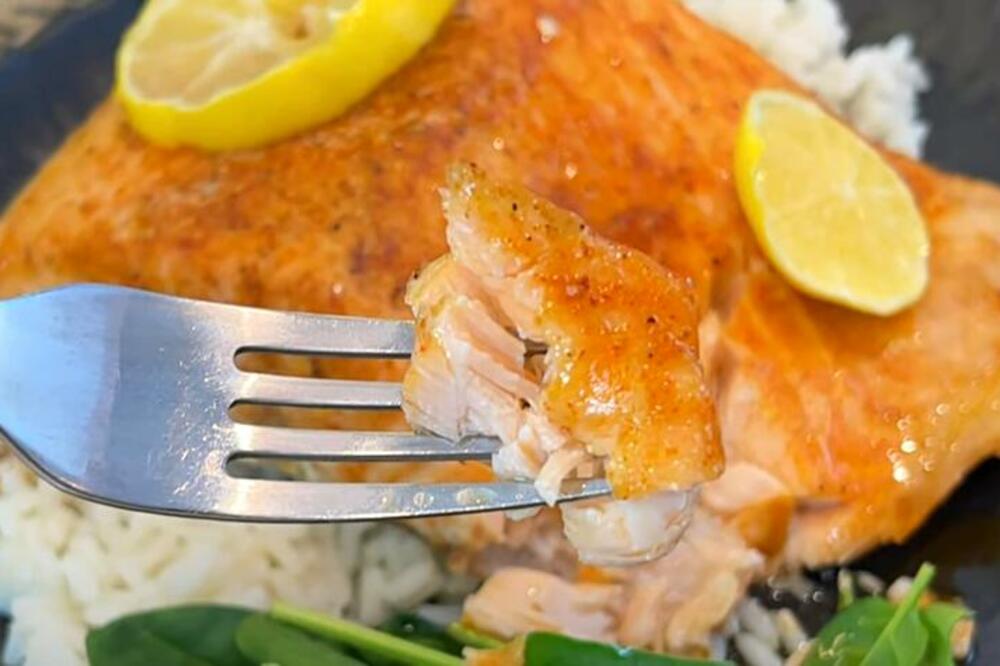 EVO KAKO SE NAJBRŽE I NAJLAKŠE SPREMA LOSOS: Trebaju vam samo 3 SASTOJKA i 15 minuta, a ukus OSVAJA (RECEPT)
