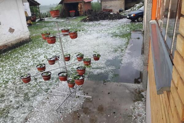 GRAD VELIČINE LEŠNIKA URNISAO TOPOLU I OKOLINU: Velika je šteta napravljena! (FOTO)