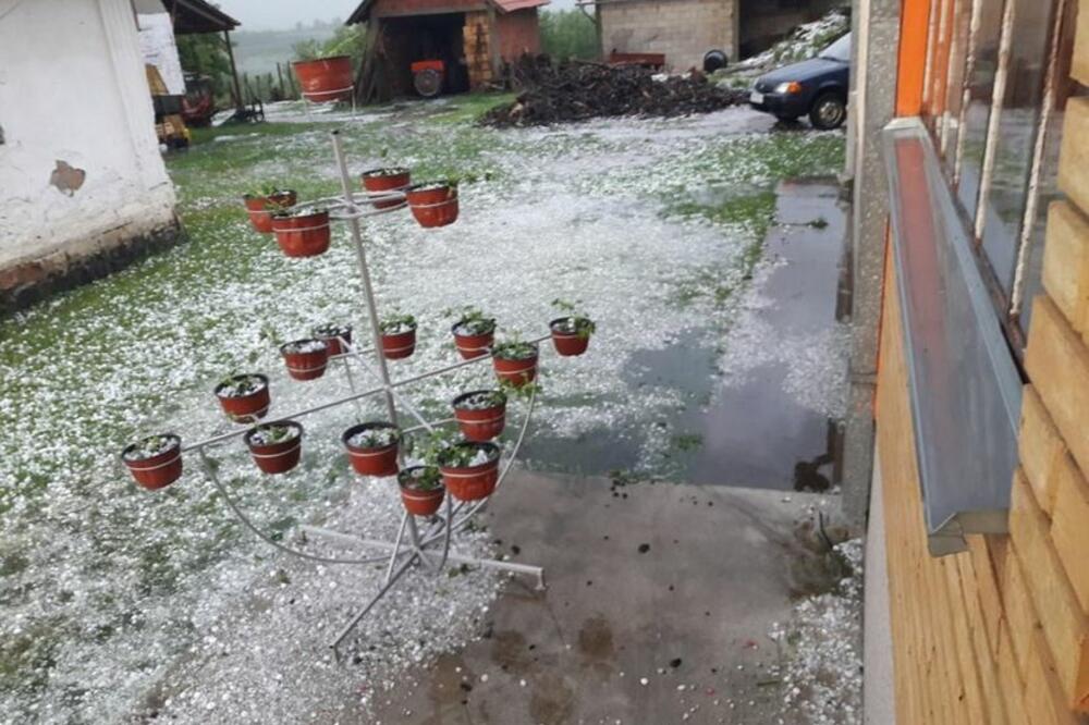 GRAD VELIČINE LEŠNIKA URNISAO TOPOLU I OKOLINU: Velika je šteta napravljena! (FOTO)