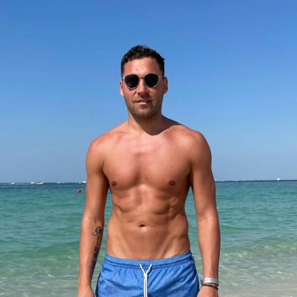 TOŠIĆ USLIKAN PORED LEPE I ZGODNE CRNKE! Atraktivna dama očarala svojom pojavom, pa se i OGLASILA! (FOTO)