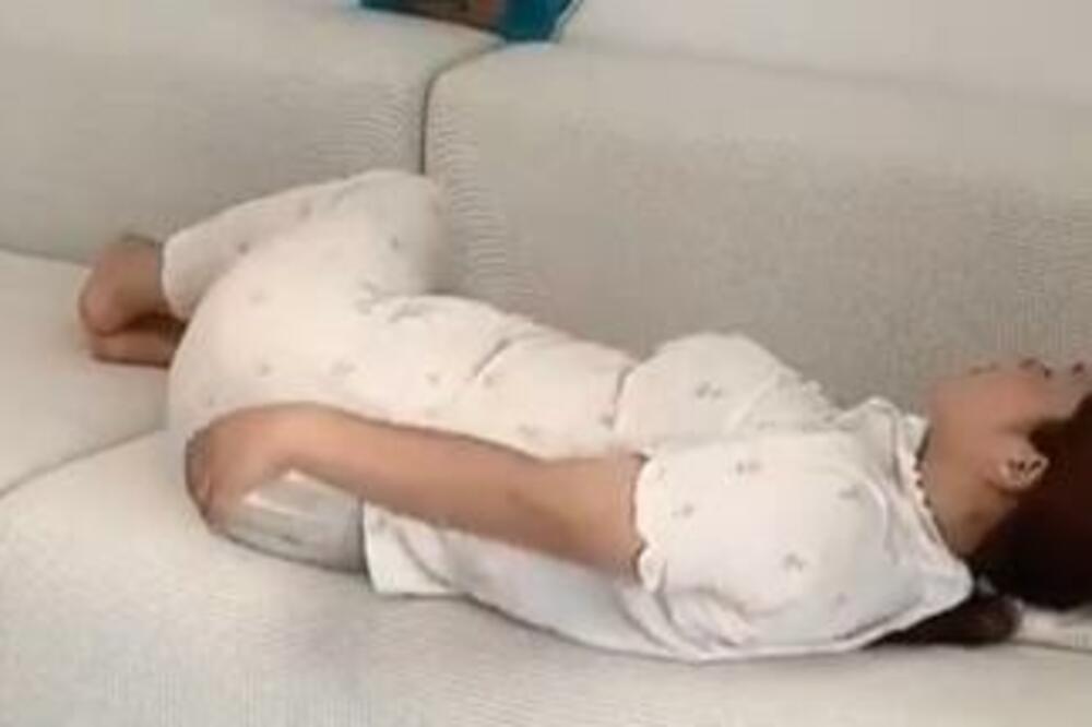 MAJKA JE ZASPALA NA KREVETU, A BEBA JE OSTALA SAMA NA PODU: Dok je bila u DUBOKOM SNU mališan je krenuo da... VIDEO