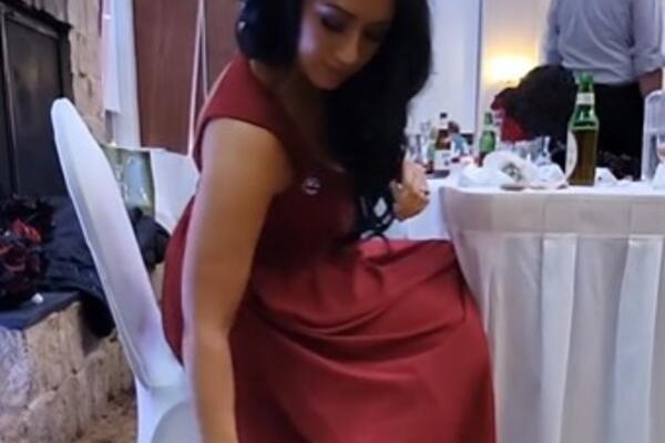 DOK SU SE GOSTI VESELILI, ONA SE SAGLA ISPOD STOLA: Svi su gledali ŠTA RADI, pogledajte SAMO (VIDEO)