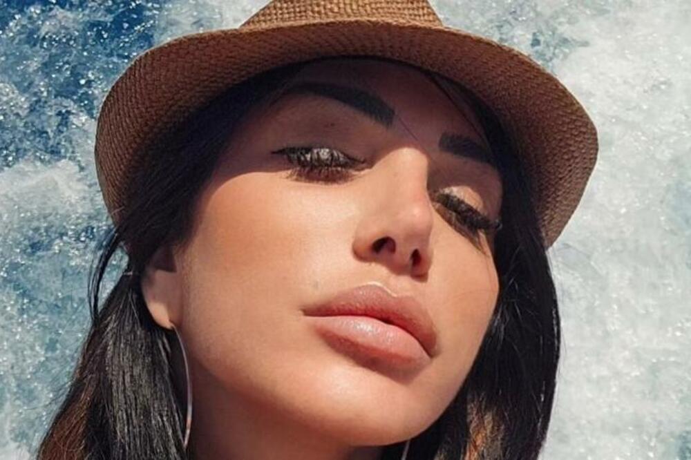 POZNATA VODITELJKA SE SLIKALA NA PLAŽI U HOT IZDANJU: Zadnjica u PRVOM PLANU, nećete ostati IMUNI na ove FOTKE