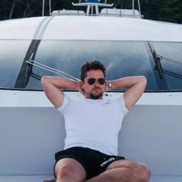 DAMJAN JE JEDAN OD NAJBOGATIJI MEĐU MLADIMA: Voli luksuz, žene UZDIŠU ZA NJIM, a evo kako je zaradio PRVI MILION