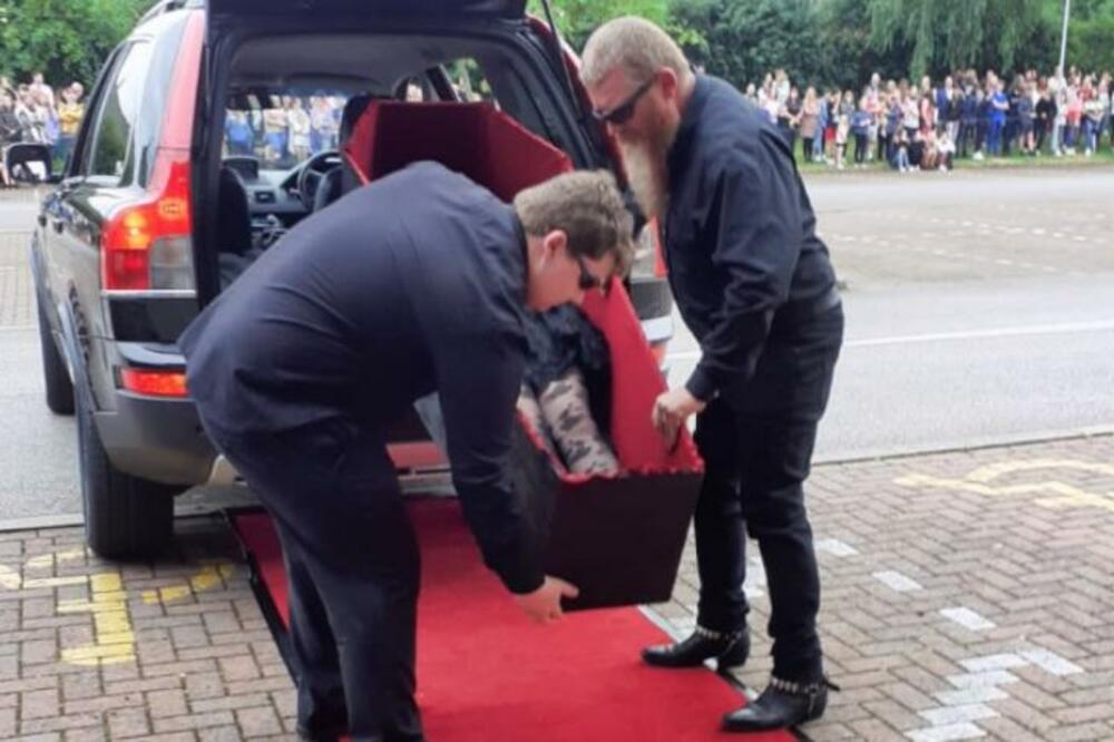 DEVOJKA NA MATURU STIGLA U KOVČEGU: Svet frapiran prizorom, izneli je BRAT i OTAC! (VIDEO)