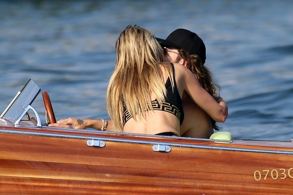 VRELE SCENE NA MORU, NE MARE ZA POGLEDE: Vatrena PLAVUŠA (55) naskočila na njega (33), pa pokazala JAKU POZADINU