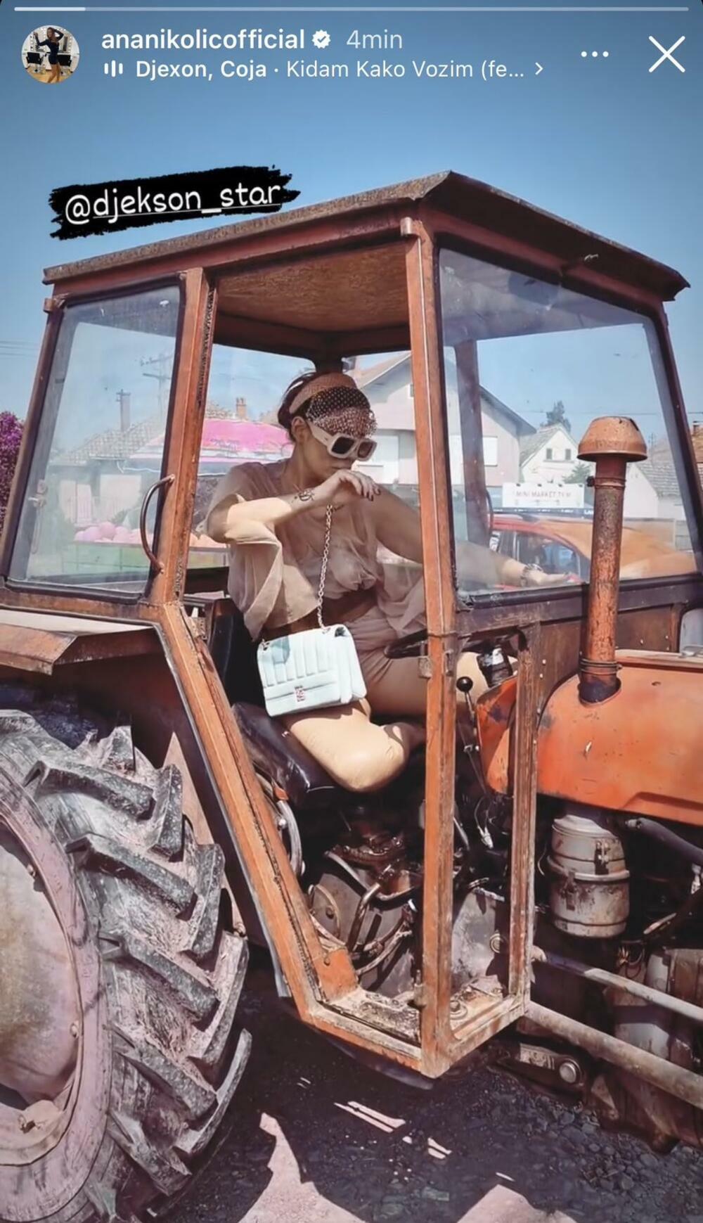 Nikolićeva je odlučila da zameni lukuzni automobil za traktor, a da sve bude zamiljivije, Ana je pozadi u prikolici vozila bundeve