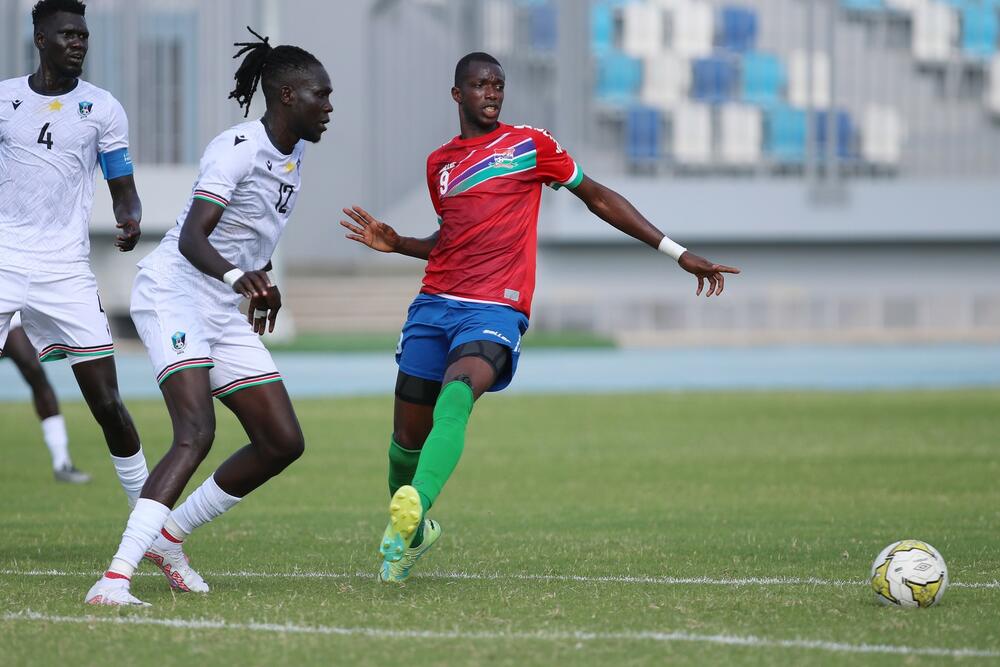 Asan Kesej u dresu reprezentacija Gambije (desno)