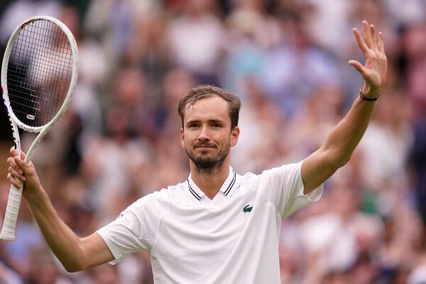 PREZNOJIO SE: Medvedev posle preokreta do osmine finala Vimbldona!