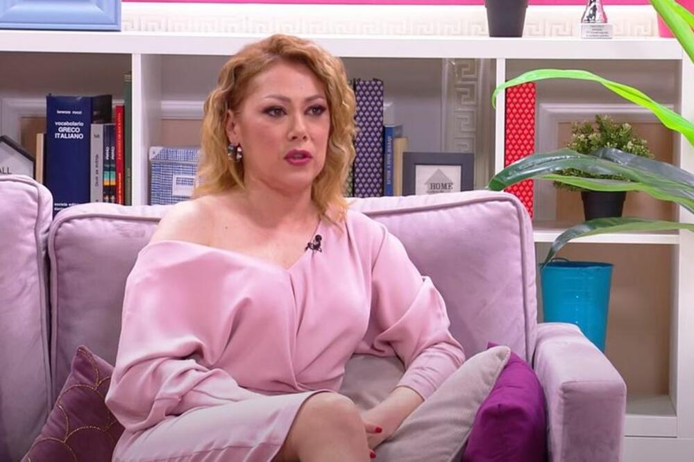 TRPELA JE NASILJE, PLAĆALA REKET DA JE NE BI TUKLI: Pevačica skupila SNAGE, pa iznela JEZIVE detalje iz PROŠLOSTI