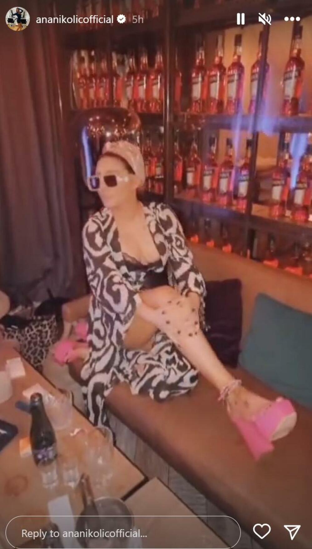 Ana Nikolić u spavaćici