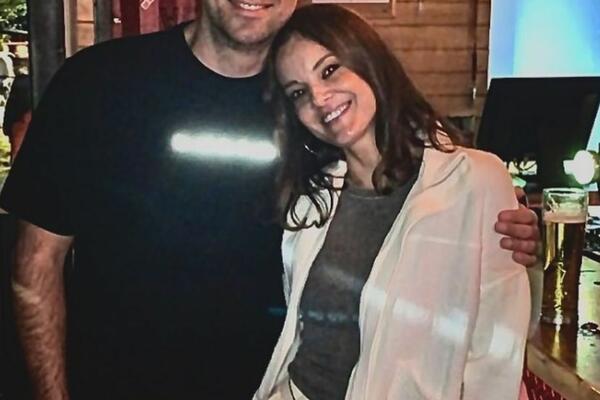 SLAVICA SE NE ODVAJA OD NOVOG DEČKA DJ-a! UHVAĆENI U STRASTI KRAJ BAZENA: Ništa ne skrivaju FOTO