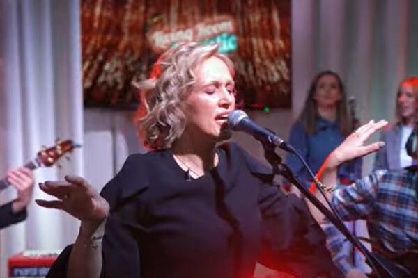 VELIKO SLAVLJE U PORODICI PEVAČICE: Njen suprug POTVRDIO SREĆNE VESTI, porodica nikad RADOSNIJA