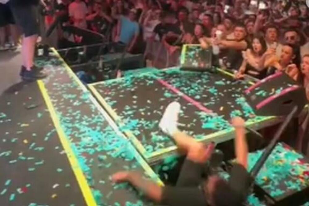 ZA DLAKU IZBEGNUTA TRAGEDIJA! Džala Brat PAO na NASTUPU, reper se OGLASIO i otkrio KAKO SE OSEĆA