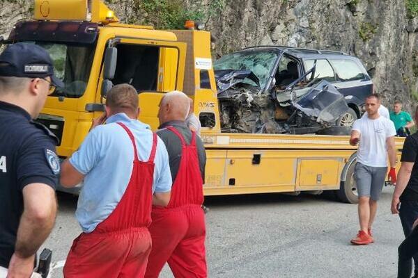 SUDAR KOD NOVE VAROŠI: Više osoba povređeno, jedan auto potpuno SMRSKAN! (FOTO)