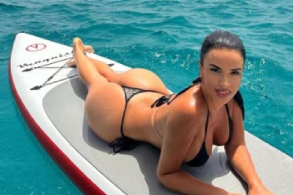 INTIMU OVE NAVIJAČICE POZNAJU SVI BALKANCI NJENE GOLE SLIKE KRASE ZIDOVE: Sad je otišla JOŠ DALJE pa se SLIKALA U..