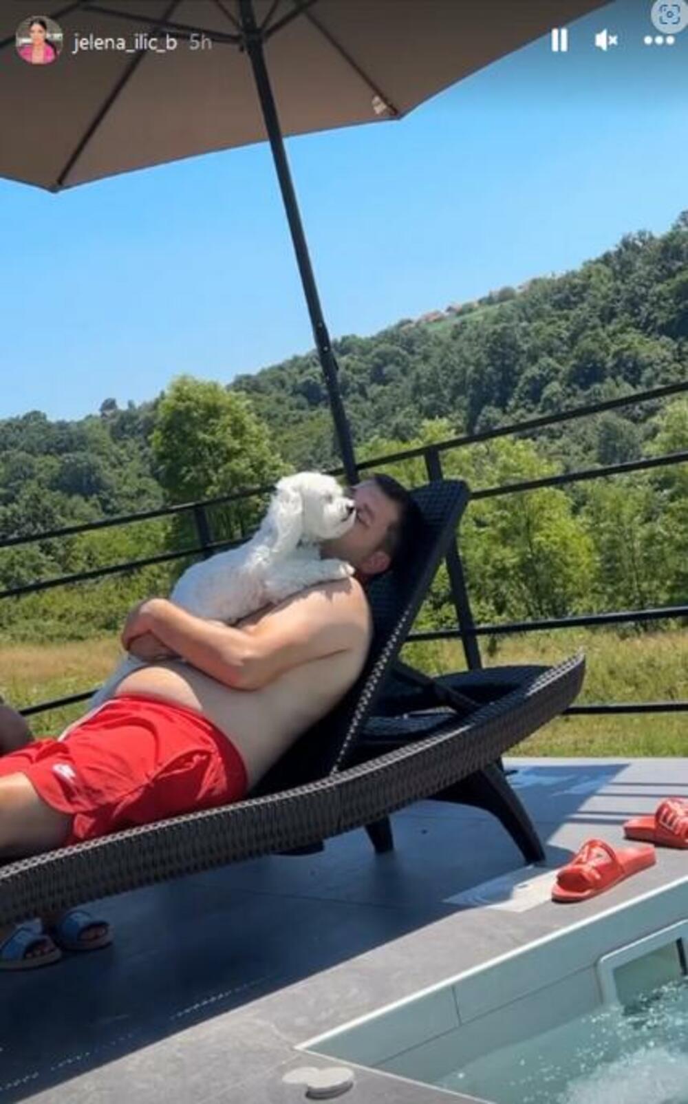 Ivan Marinković uživa sa psom