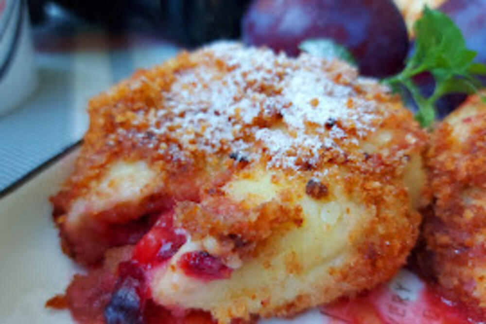 Starinski recept koji vraća u detinjstvo: Za pola sata spremite lažne knedle sa šljivama, svaki zalogaj se pamti