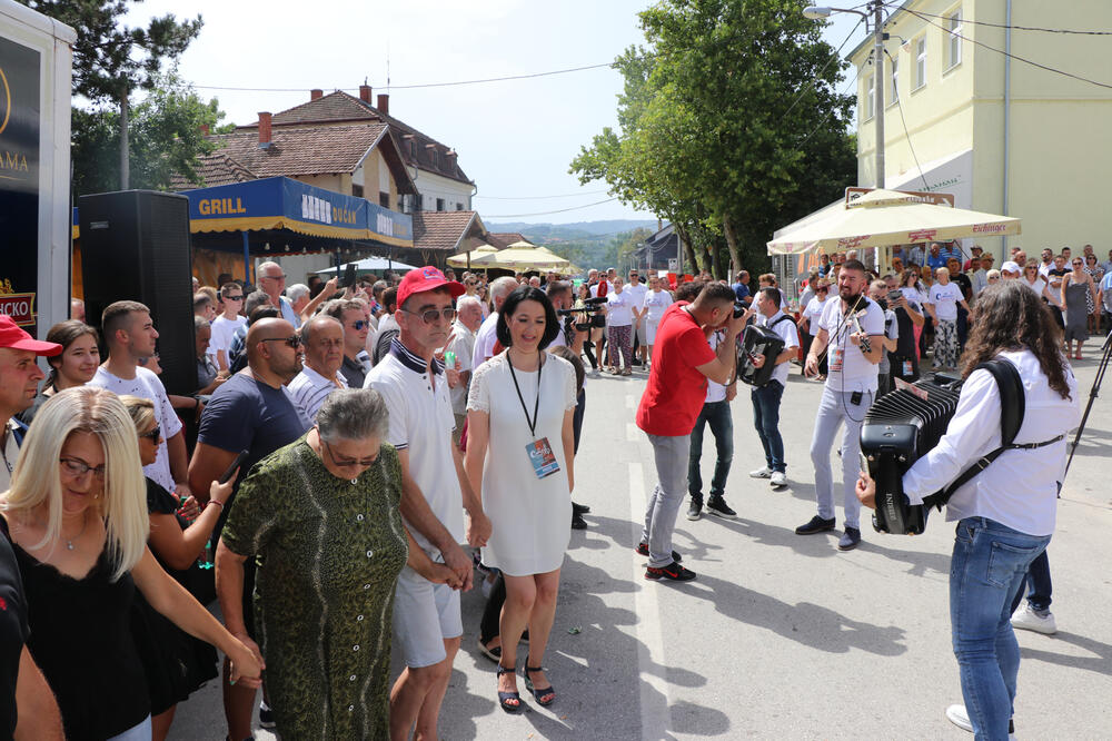 OVO JE PRAVA SRPSKA "SEOSKA METROPOLA": Selo u Srbiji prkosi STATISTIKAMA da u RURALNIM sredinama NEMA ŽIVOTA!