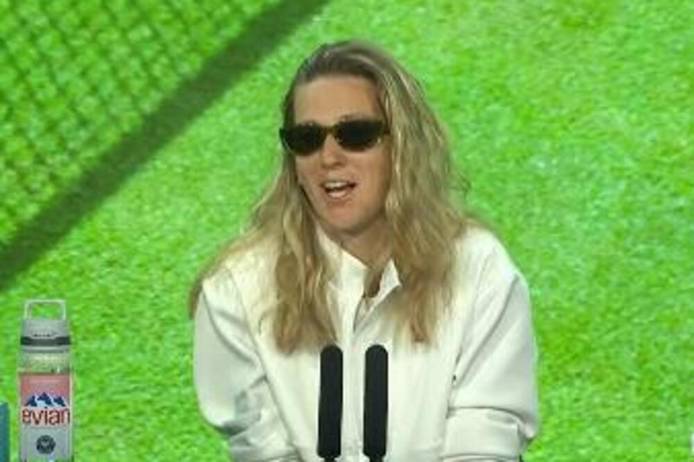 "NEĆE DA SE RUKUJE SA MNOM, ŠTA JE TREBALO DA URADIM?" Azarenki zviždala PIJANA publika: "Popili su previše Pimsa!"