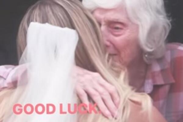 OVAJ SNIMAK ĆE VAS RASPLAKATI: Pre dolaska matičara nevesta ušla u kola i nestala, a onda je zagrlila NJU (VIDEO)