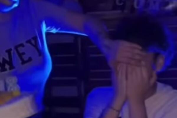 REKLA JE SINU DA STAVI RUKE NA OČI: Kada ih je sklonilo prolomio se VRISAK! Da li ovo NORMALNO za MAJKU? (VIDEO)