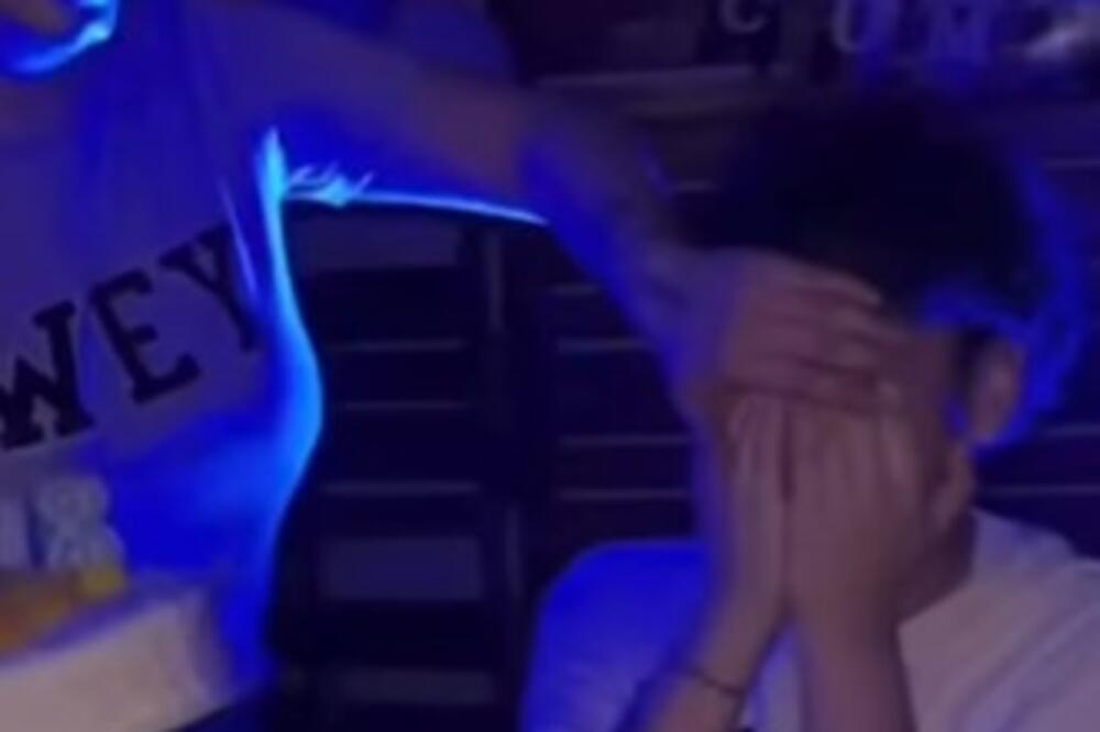 REKLA JE SINU DA STAVI RUKE NA OČI: Kada ih je sklonilo prolomio se VRISAK! Da li ovo NORMALNO za MAJKU? (VIDEO)