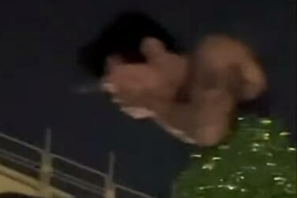 JOŠ JEDAN PEVAČ DOŽIVEO VELIKU NEPRIJATNOST NA NASTUPU: Pogođen pravo u OKO, snimak ZAPREPASTIO narod