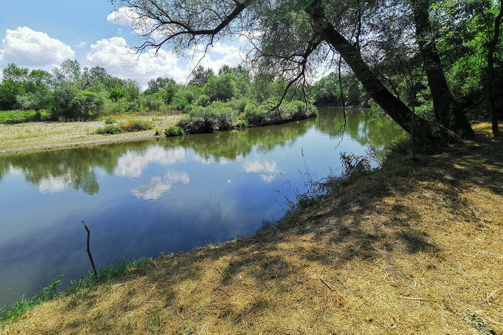 NAJJAČI VIC KOJI ĆE VAM NATERATI SUZE NA OČI: Sedi Mujo na obali i baca...