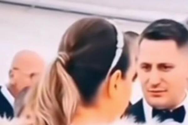 "TI SI ĆERO TATIN SIN": Urnebesna SCENA sa SRPSKE SVADBE isplivala na TikTok, pazite ŠTA radi MLADA! (VIDEO)