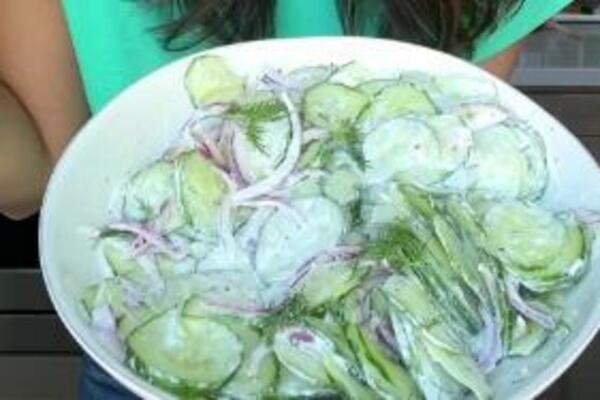 OVA SALATA JE PRAVO LETNJE OSVEŽENJE: Gotova za 5 minuta, a ZASITI VAS samo tako (VIDEO)