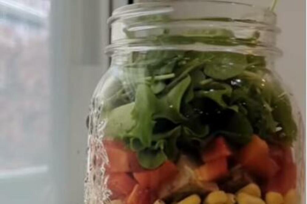 ZDRAV RUČAK KOJI MOŽETE DA PONESETE SVUDA SA SOBOM: Napravite SALATU U TEGLI i uživajte gde god da se nađete