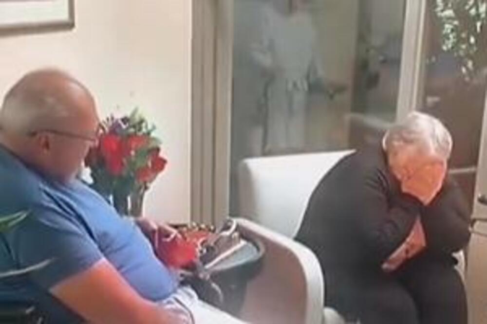 SEDELA JE U STARAČKOM DOMU, A ONDA JOJ JE DEKA PRIŠAO SA 1 PITANJEM: Odmah je počela da PLAČE, ganuće VAS RAZLOG