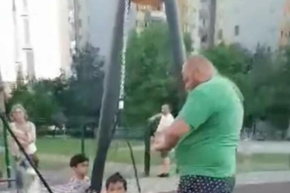 DOŠAO NA DEČIJE IGRALIŠTE, PA IZVUKAO NOŽ ISPRED MALIŠANA: Ljudi ZGROŽENI njegovim činom, DECA SVE GLEDALA (VIDEO)