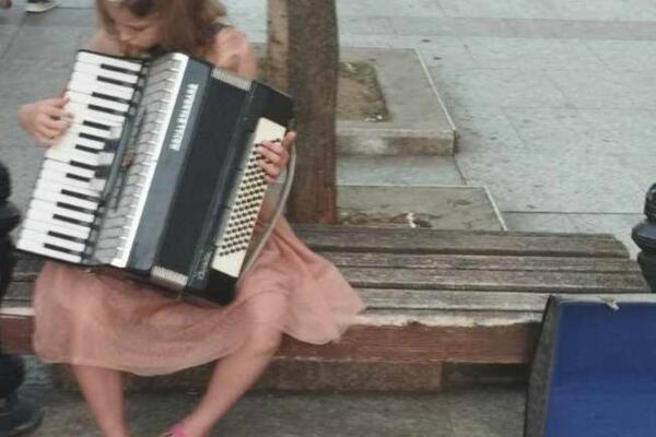 SVIRAJU I PRODAJU NA ULICI DA POMOGNU LEČENJU FEĐE (7): Dve male HEROINE daju SVE OD SEBE, evo kako da im POMOGNEMO