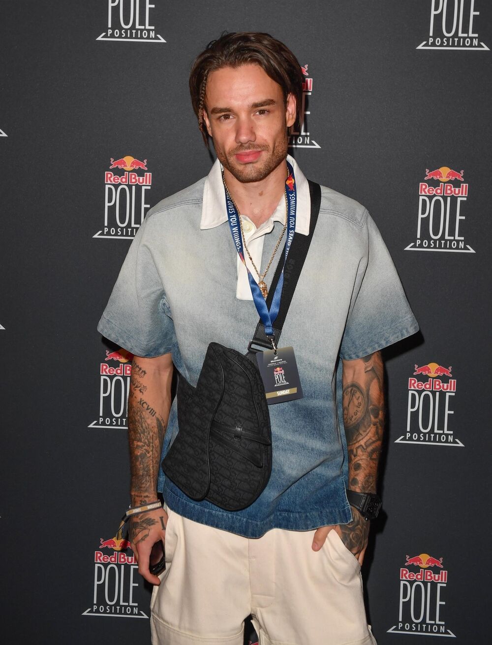 Dok je bio tamo, zamolili su ga da istraži svoje hobije