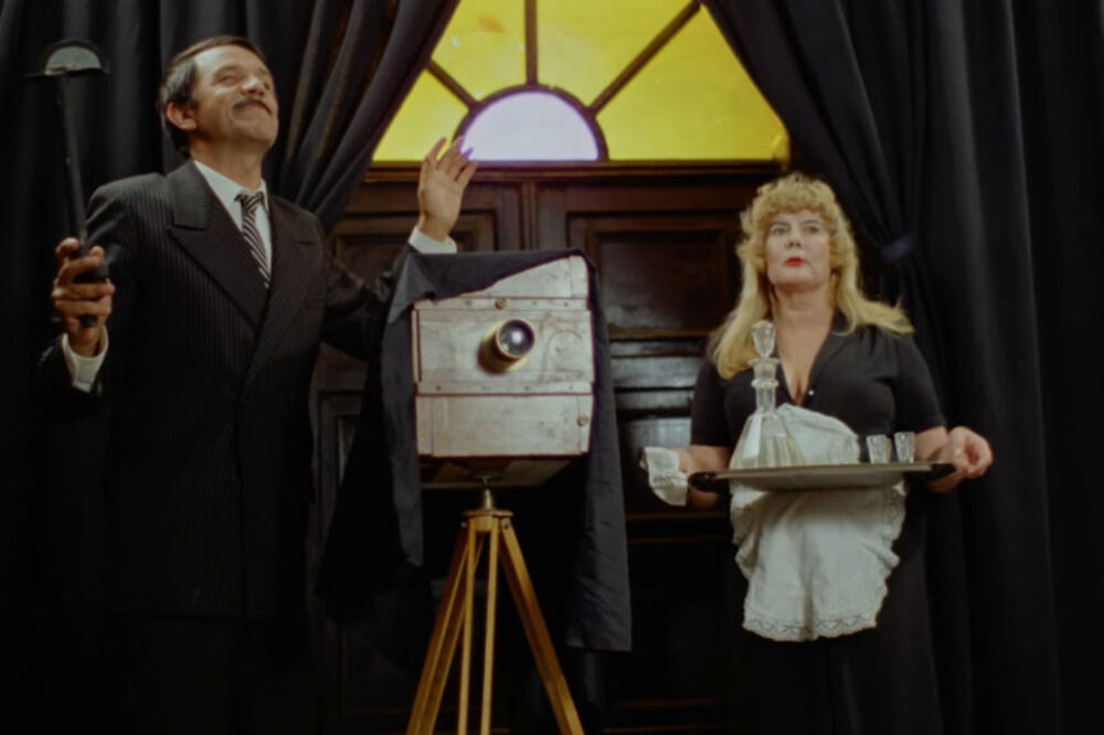 EROTSKI UMETNIK ŠOKIRAO BEOGRAD! Đenka sa Vračara slikao gole žene - imućne devojke davale BRDO PARA za SAT SA NJIM