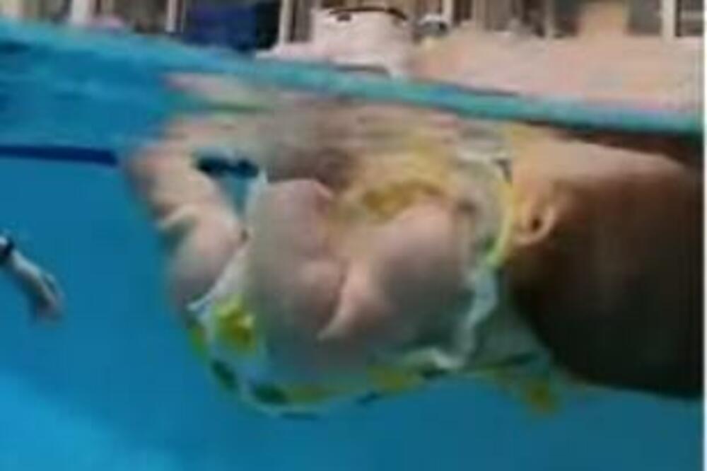 LJUDI ZGROŽENI PRIZOROM NA BAZENU: Evo kako MAJKA KUPA BEBU, ljudi OPLELI po njoj zbog toga