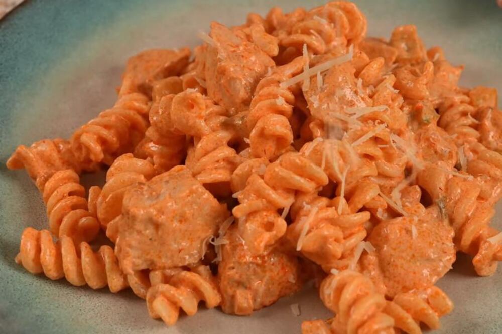 PASTA SA PILETINOM U SOČNOM SOSU: Ručak od sastojaka koje SVAKO IMA u frižideru, a UKUS KAO IZ RESTORANA (RECEPT)