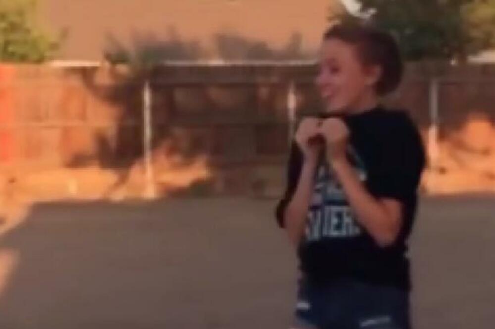 VIDELA JE OCA U NESVAKIDAŠNJEM IZDANJU, PA OSTALA BEZ REČI: Nakon njegovog POTEZA svi su mu SKINULI KAPU (VIDEO)